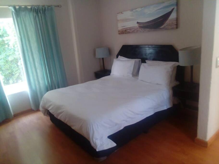 Daisy St -One Bedroom Apartment Йоханесбург Екстериор снимка