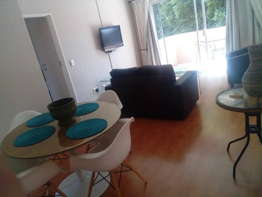 Daisy St -One Bedroom Apartment Йоханесбург Екстериор снимка