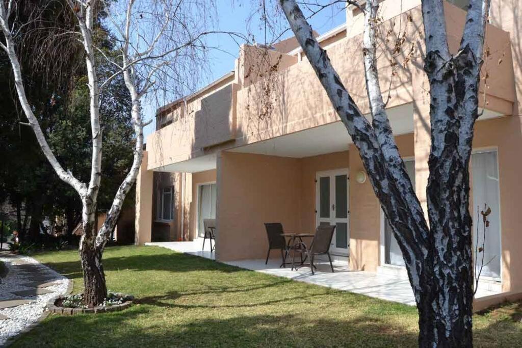 Daisy St -One Bedroom Apartment Йоханесбург Екстериор снимка