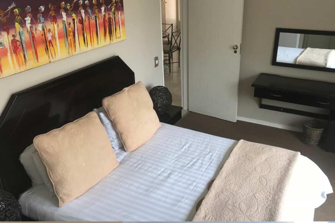 Daisy St -One Bedroom Apartment Йоханесбург Екстериор снимка