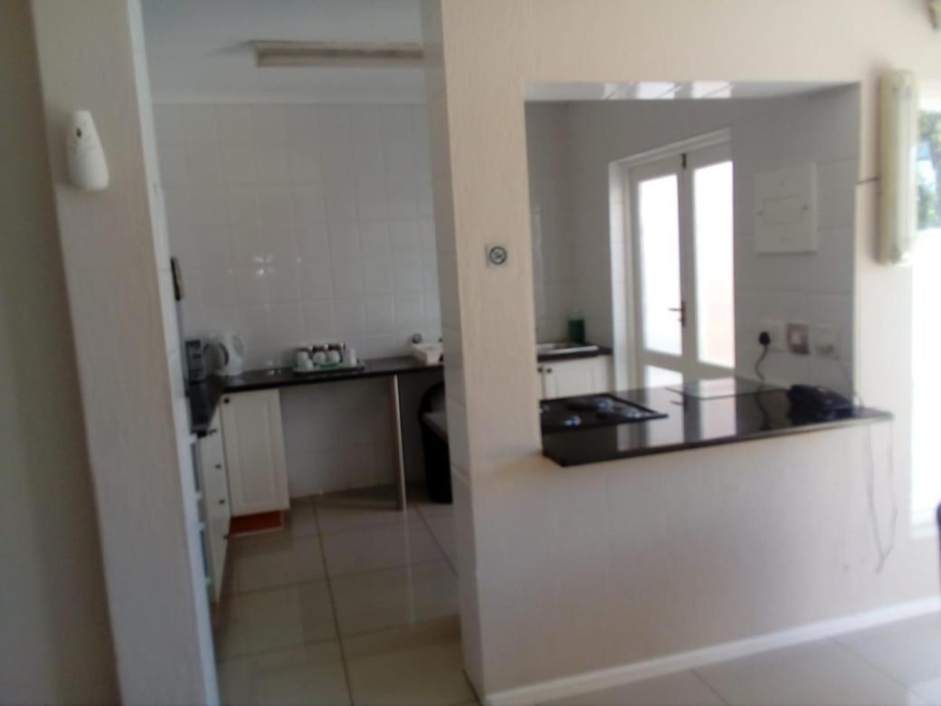 Daisy St -One Bedroom Apartment Йоханесбург Екстериор снимка