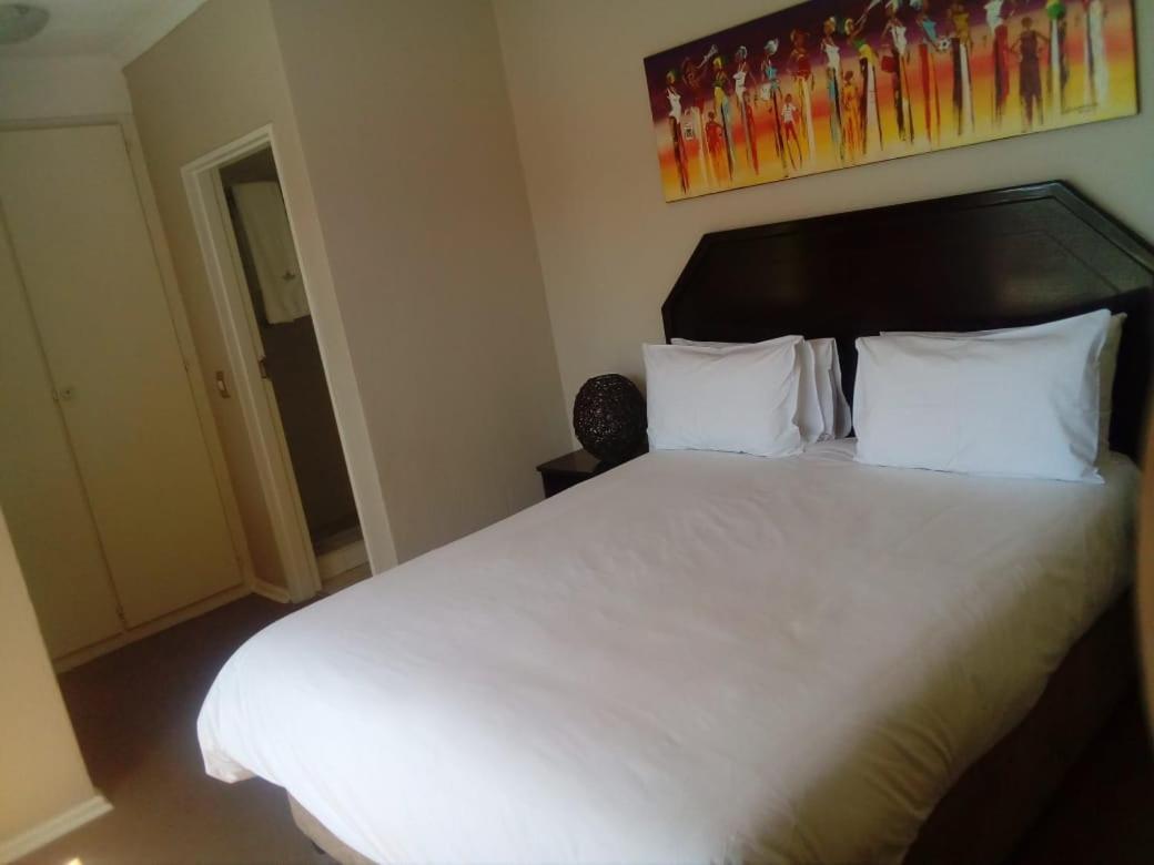 Daisy St -One Bedroom Apartment Йоханесбург Екстериор снимка